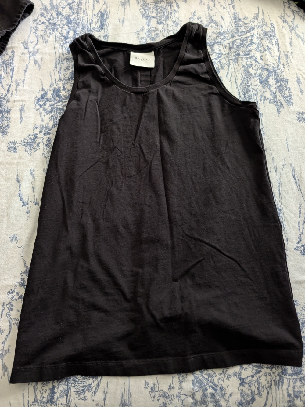 Black Scoop Neck Tank Top by Gaelle